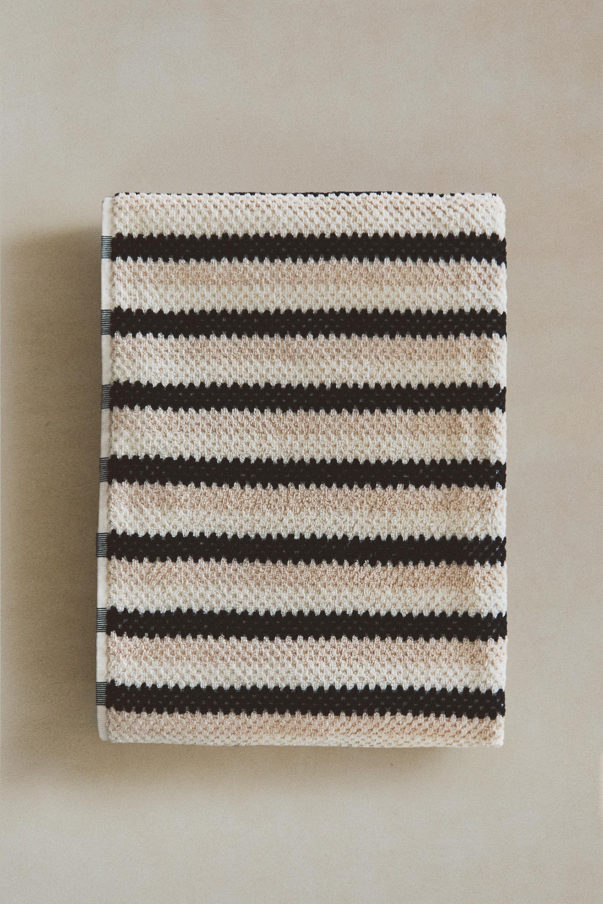 GEOMETRIC JACQUARD BATH TOWEL - Black | ZARA United States