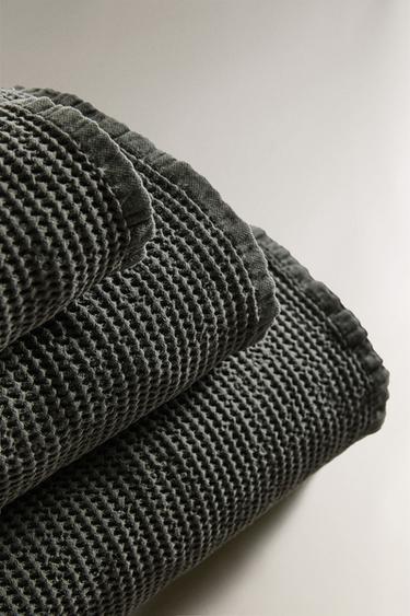 SERVIETTE DE BAIN MINI WAFFLE - Vert foncé de Zara - Image 1