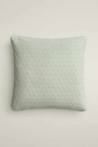 CUSHION COVER WITH FLORAL EMBROIDERY - أخضر باستيل الخاص بـ Zara