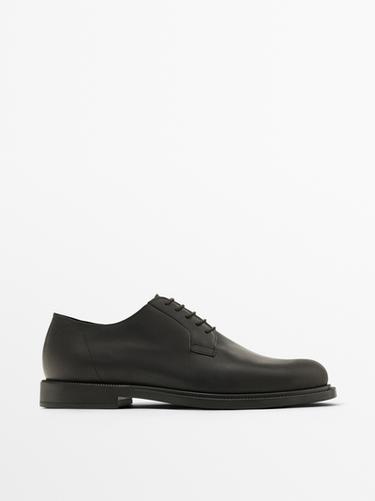 Zapato derby negro - Marrón de Zara