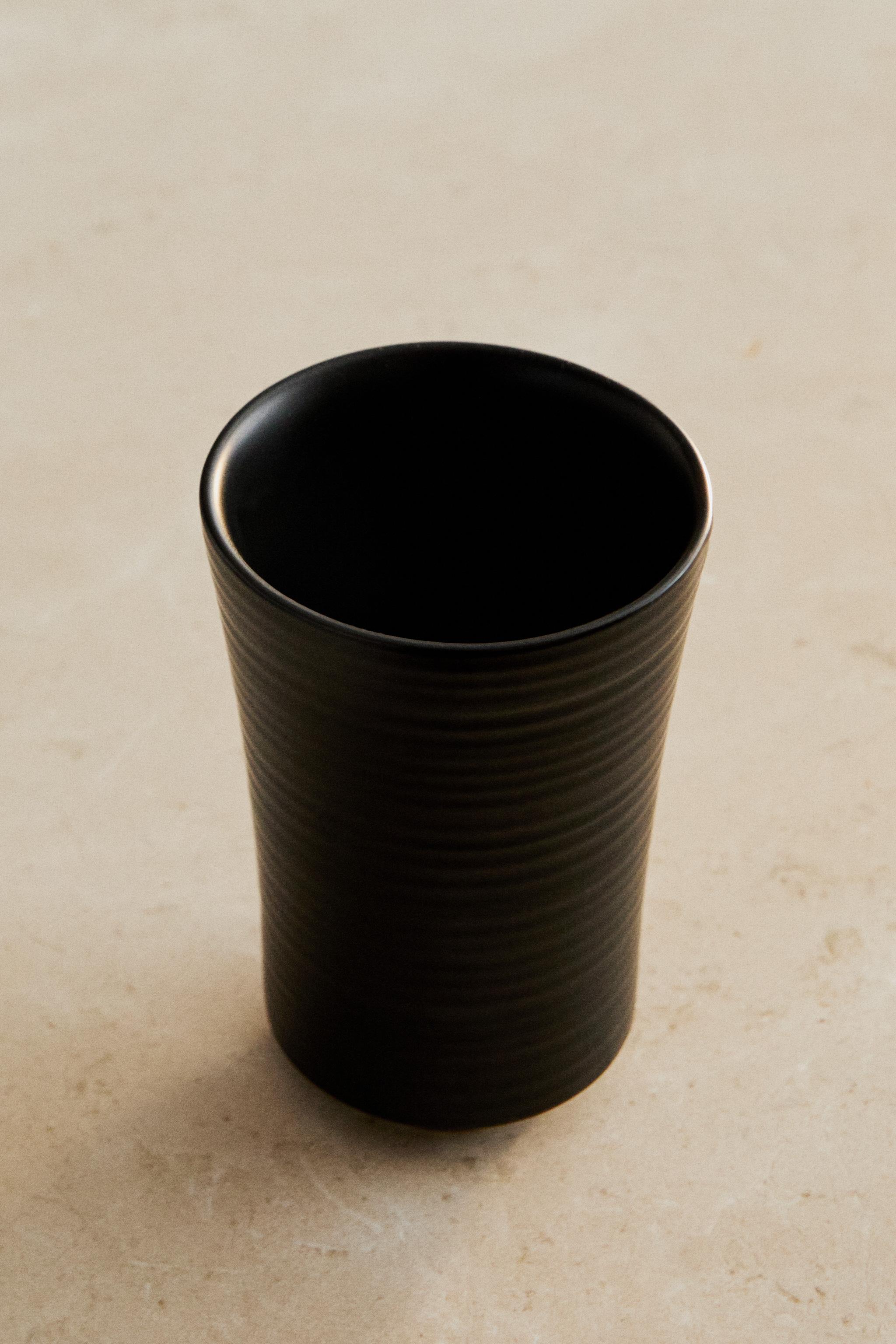 TOOTHBRUSH HOLDER WITH BLACK TOOTHBRUSH