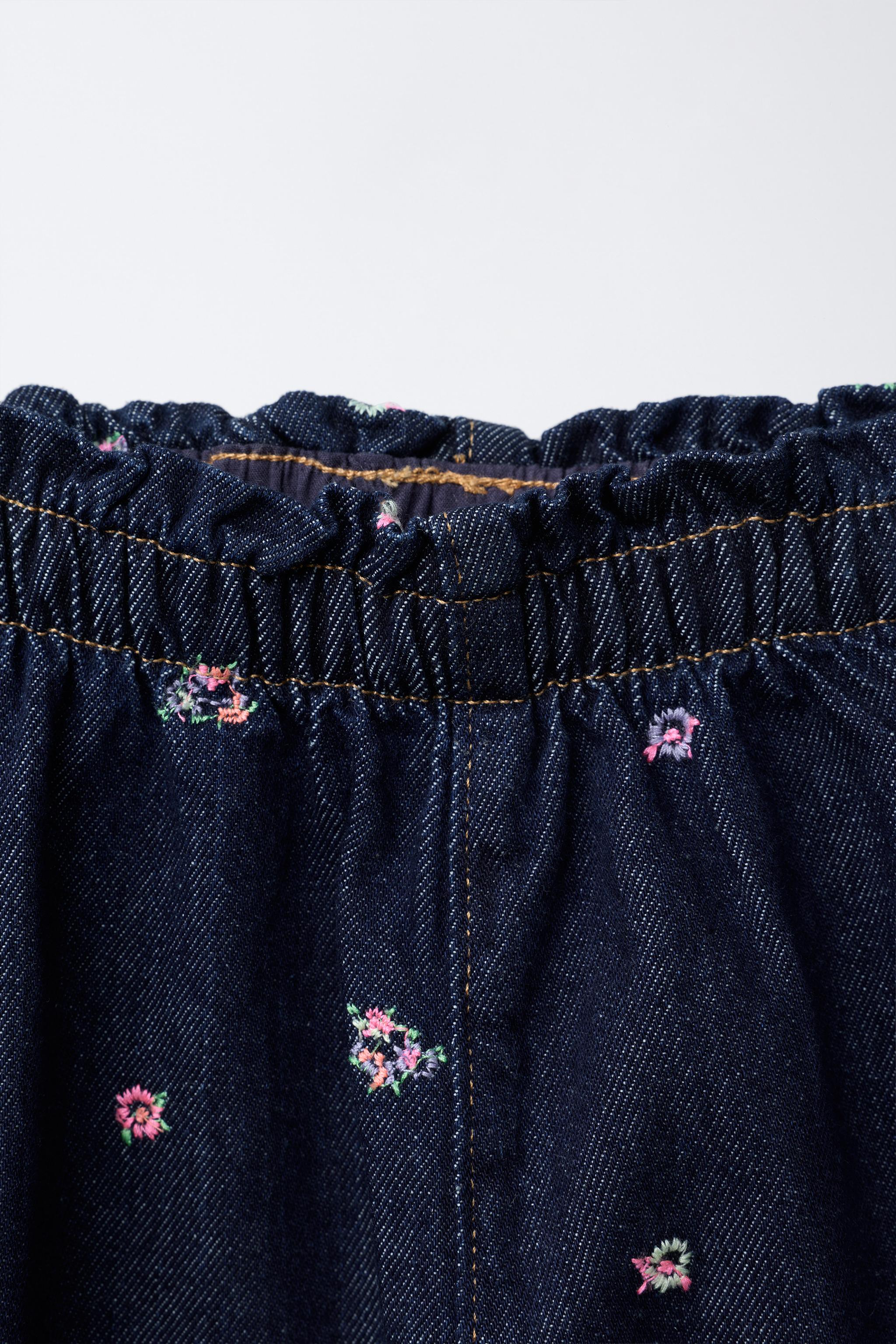 JEANS BOUFFANTS À FLEURS BRODÉES