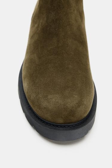 FLACHE STIEFELETTE AUS VELOURSLEDER - Grün von Zara