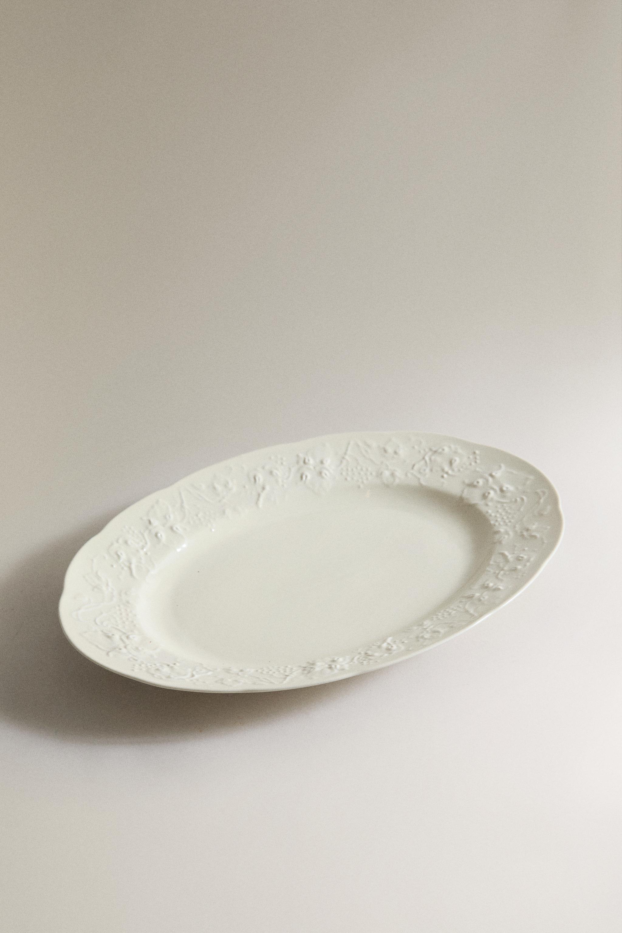 PLAT EN PORCELAINE RAISIN