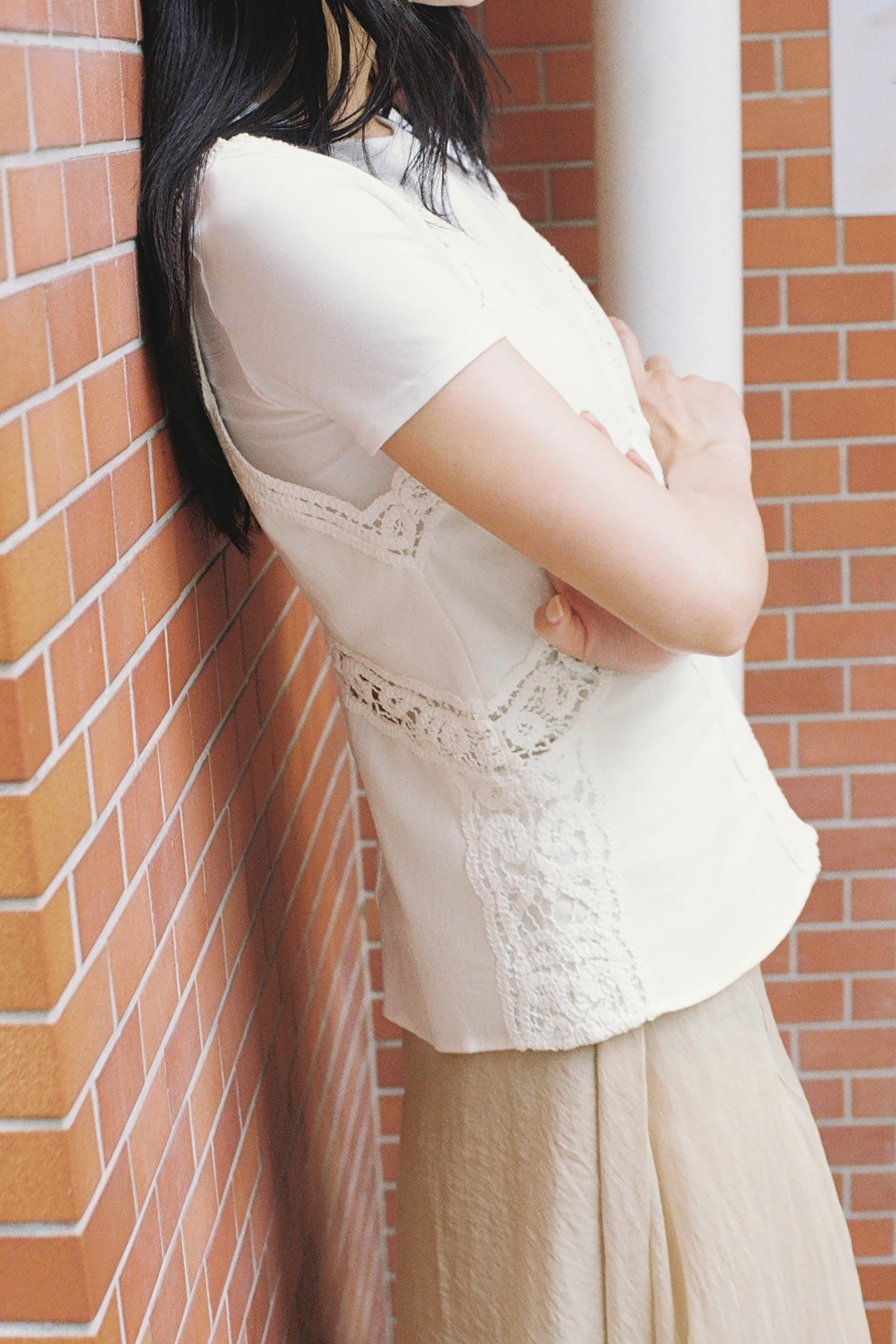 新品タグ付き⭐︎ozz on レースアップブラウス　白 Genderless and natural / OZZON JAPAN OfficialSite