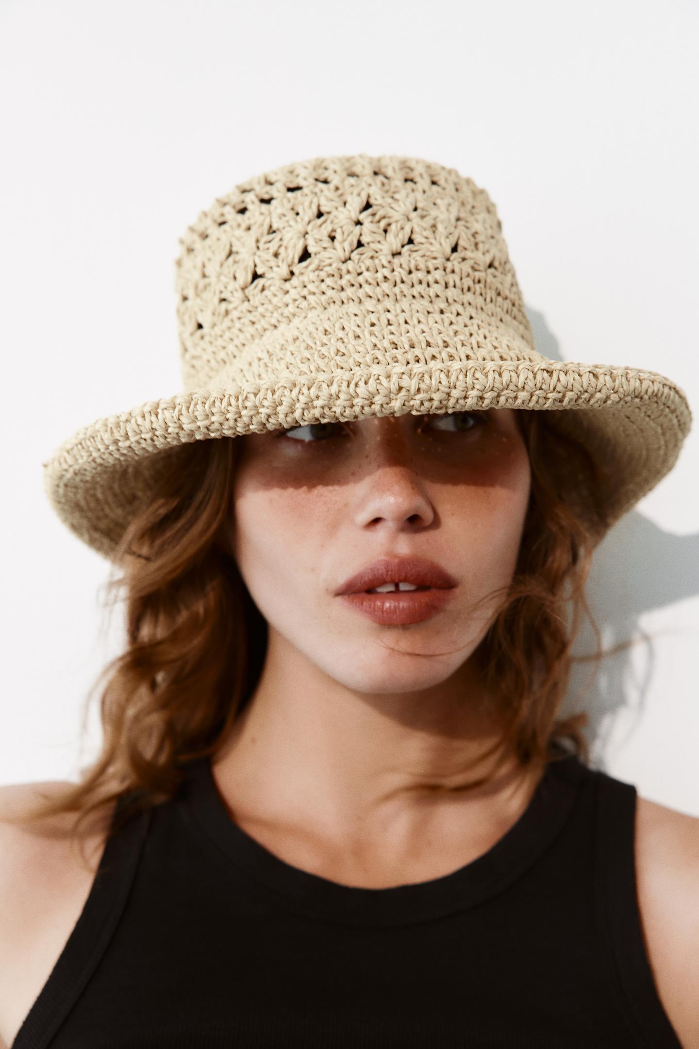 Gorro tipo bucket trenzado beige.