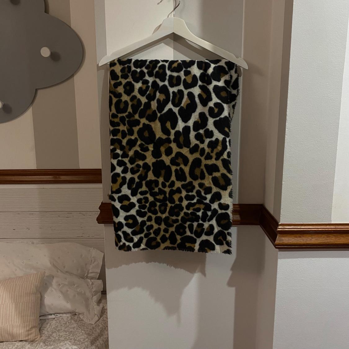 BUFANDA ESTAMPADO ANIMAL - Image 2