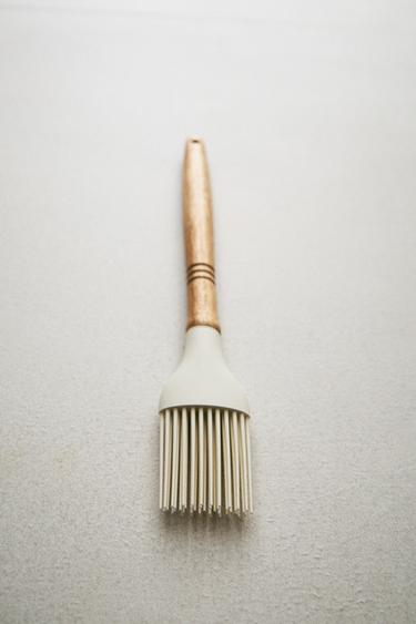 Zara SILICONE AND WOODEN BRUSH - Cream
