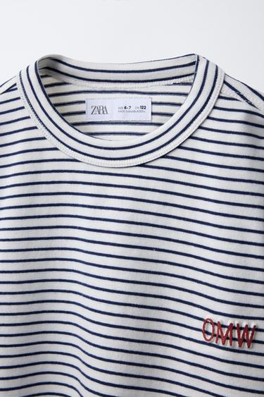 T-SHIRT À RAYURES AVEC INSCRIPTION EN RELIEF - Bleu marine de Zara - Image 2