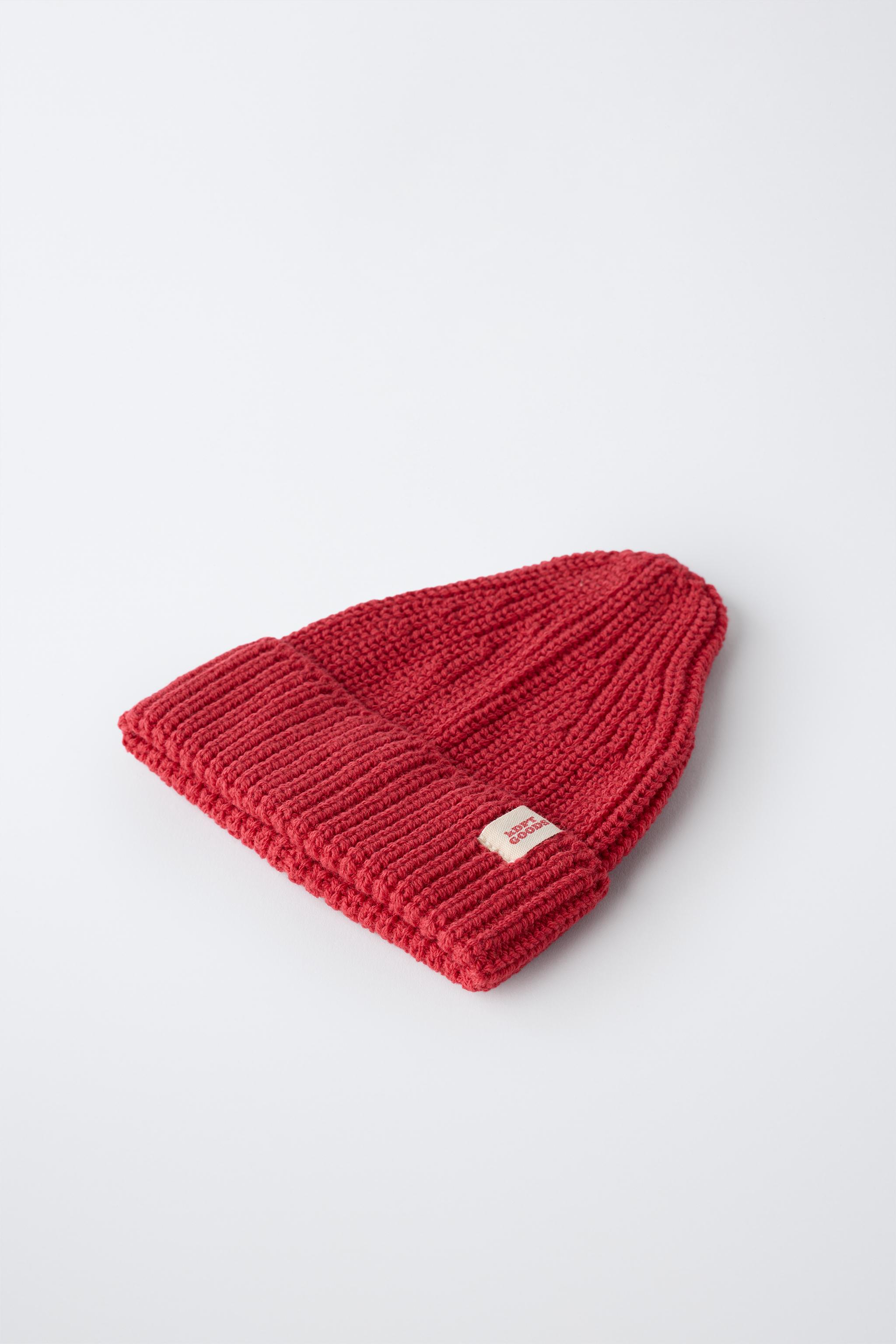 KNIT BEANIE WITH LABEL — Red