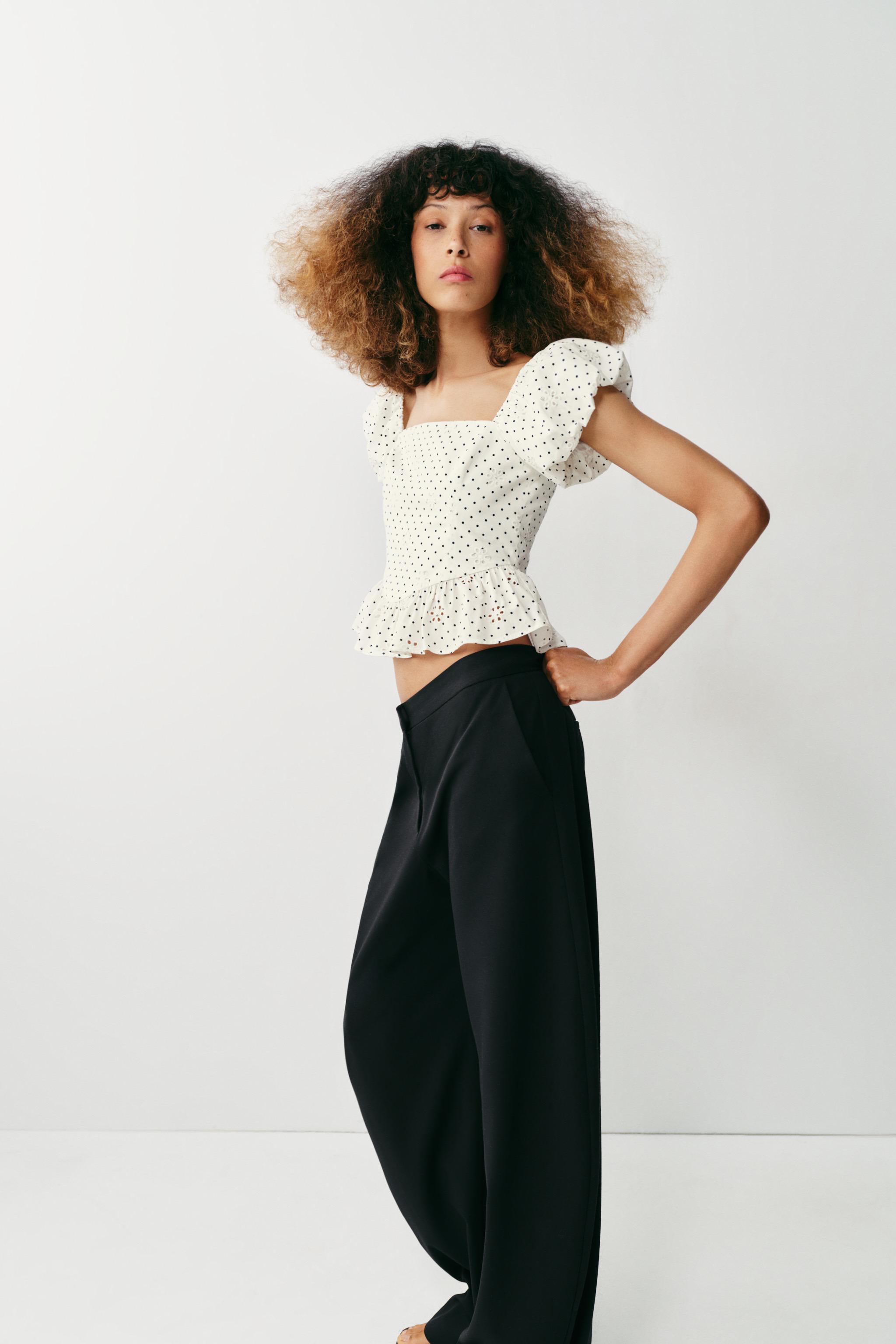 TOP IMPRIMÉ À BRODERIES AJOURÉES
