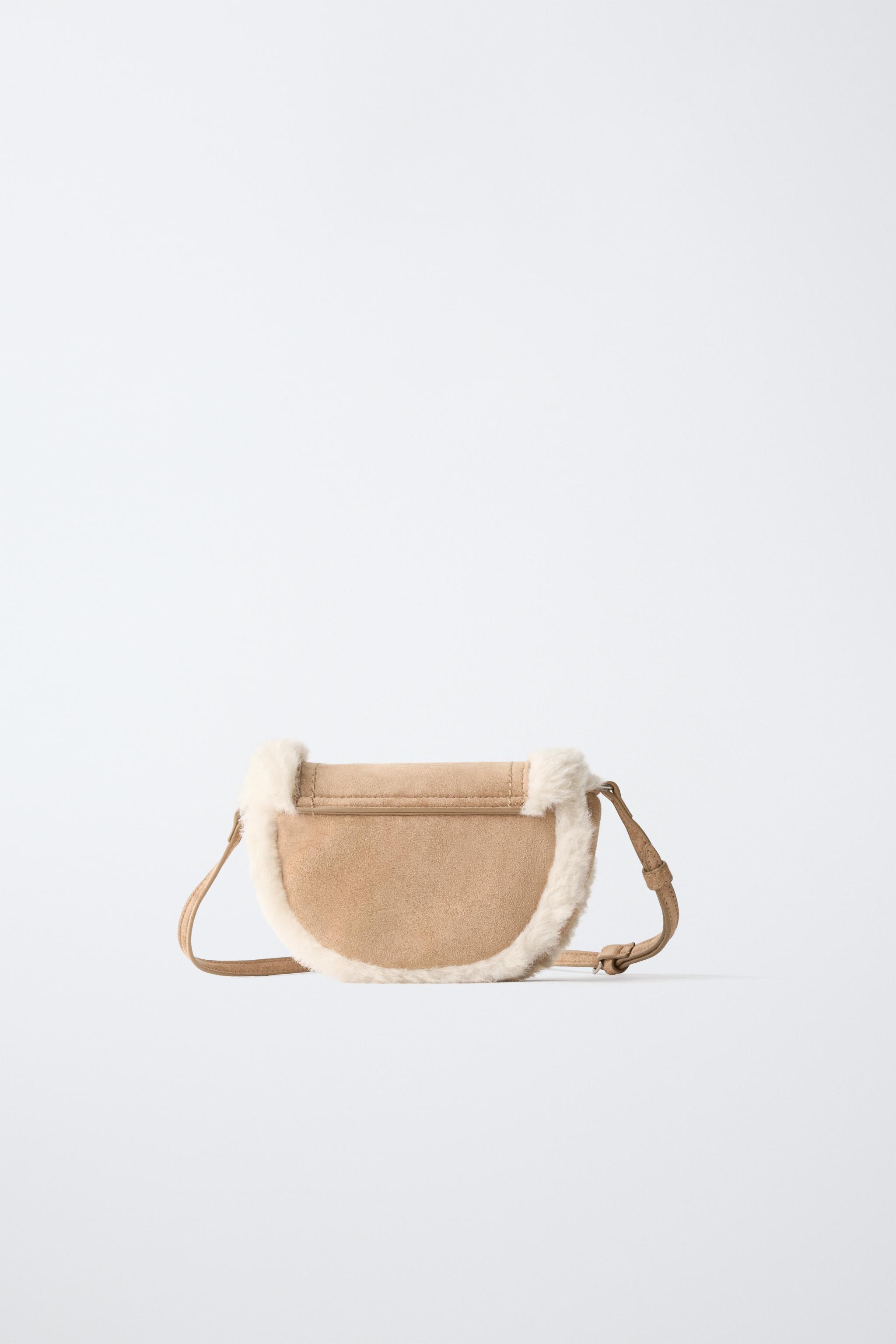 SAC BANDOULIÈRE À RABAT EFFET FOURRURE