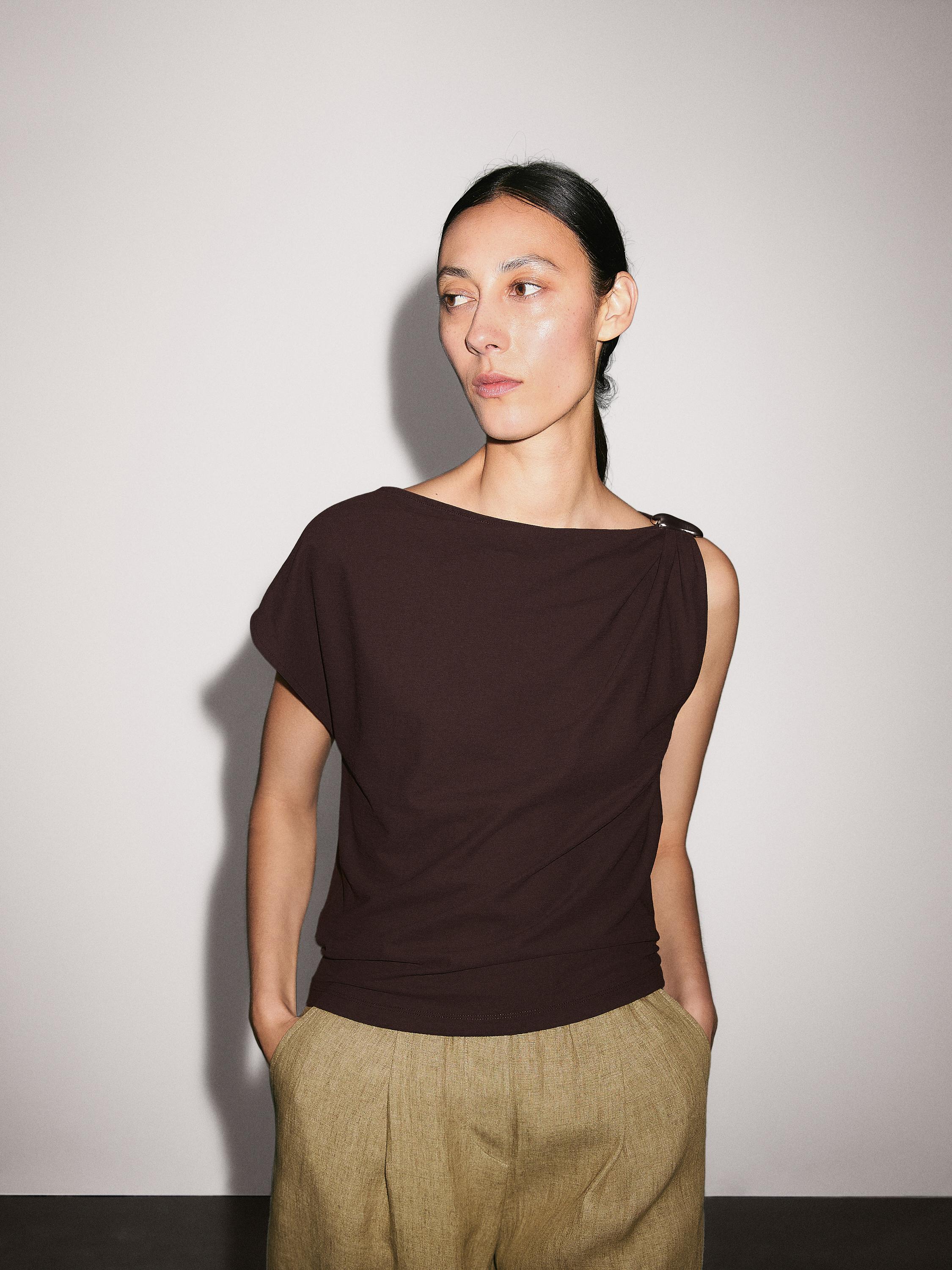Top encolure drapée avec broche