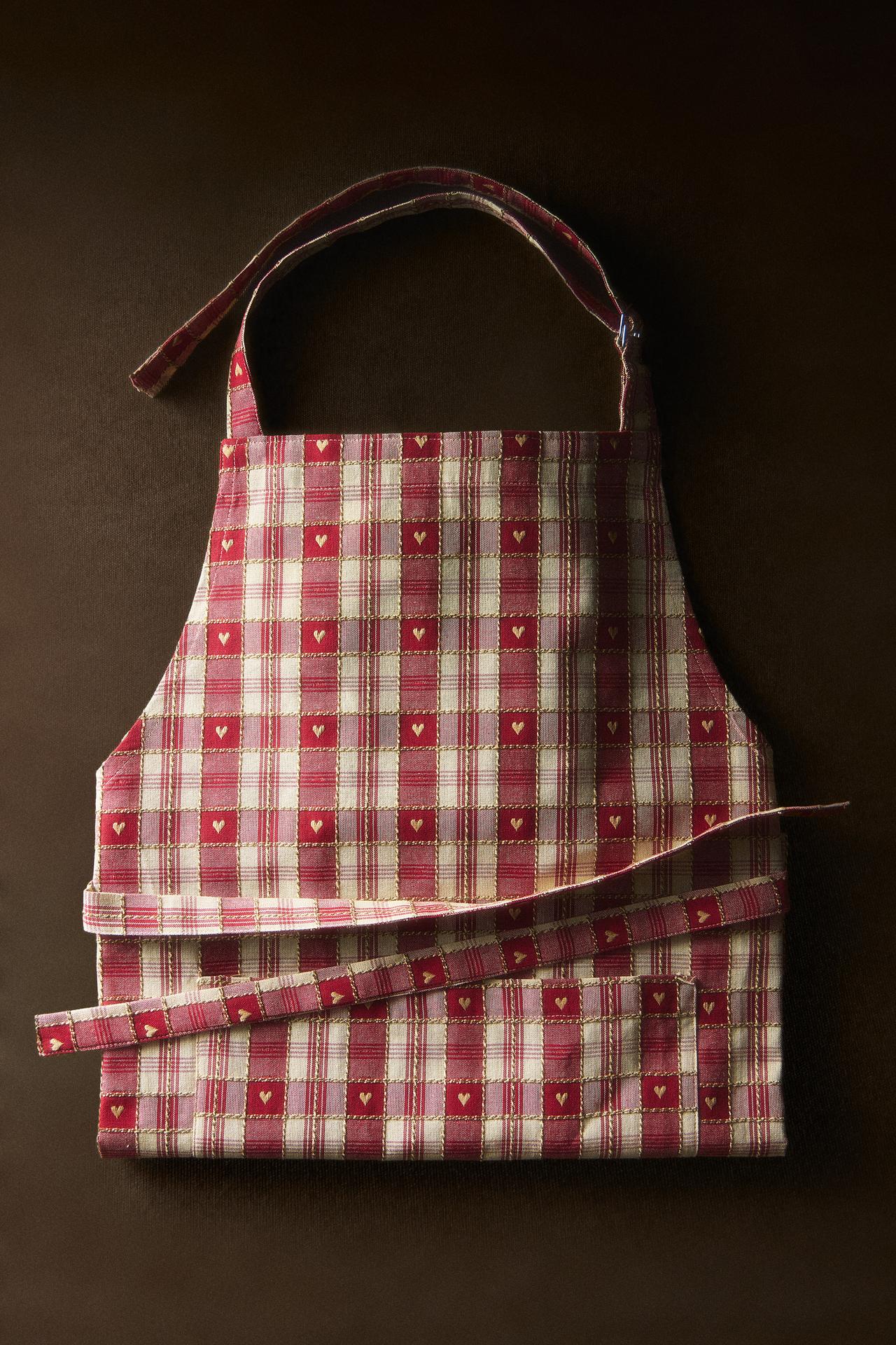 CHRISTMAS HEART CHECK COTTON APRON — Red
