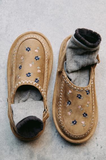 ZUECO BORDADOS - Marrón de Zara