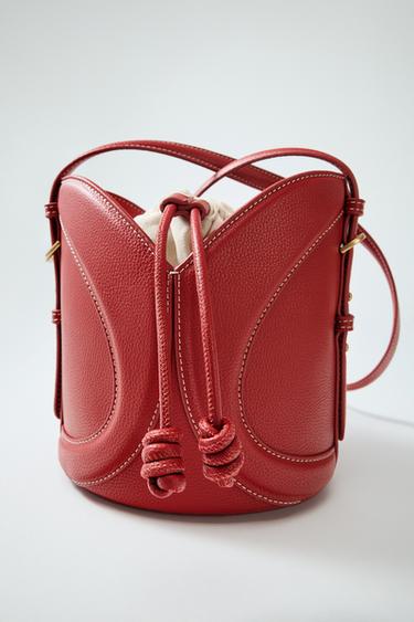 حقيبة ساكا صغيرة بغرزات - أحمر by Zara
