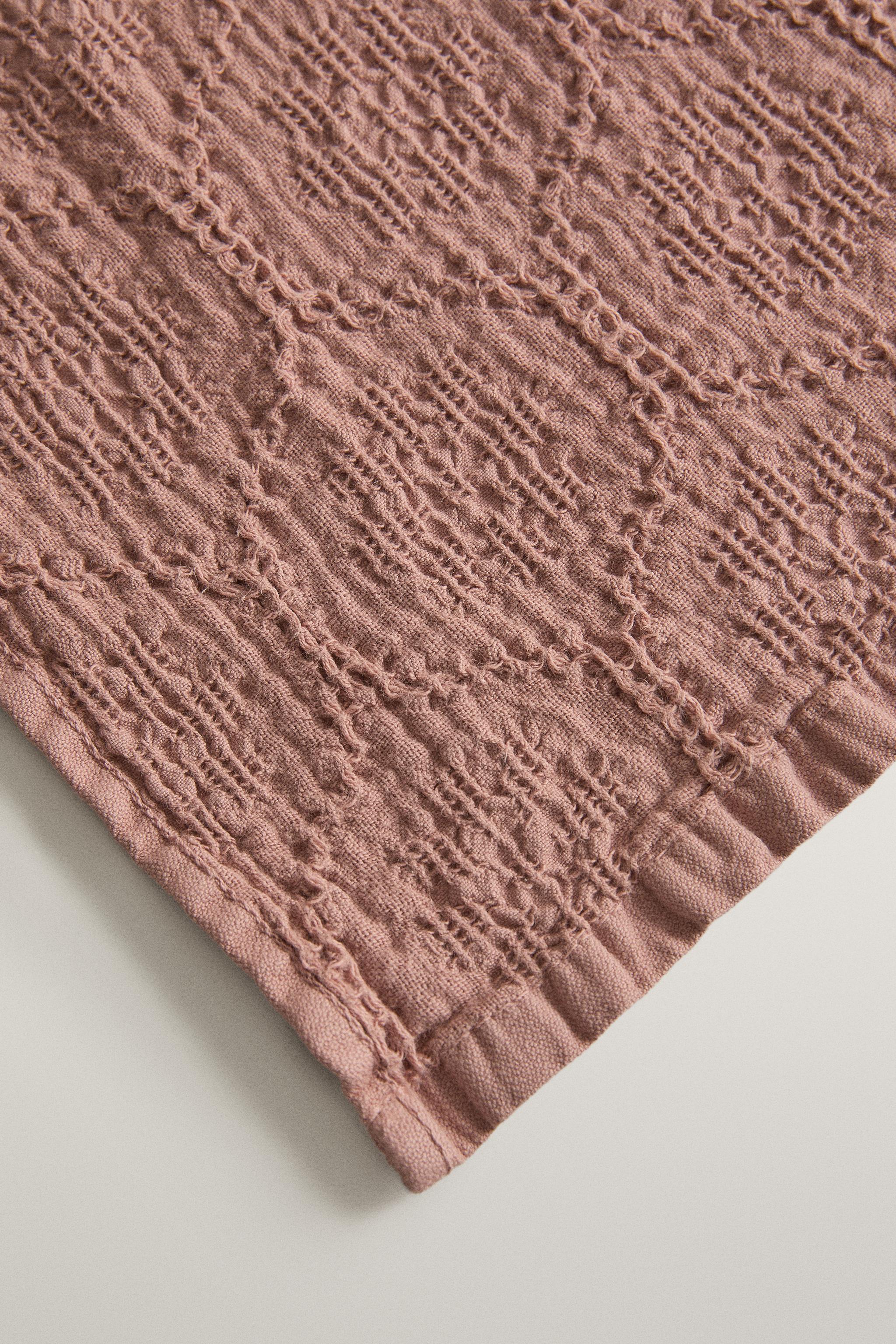GEOMETRIC WAFFLE BATH TOWEL
