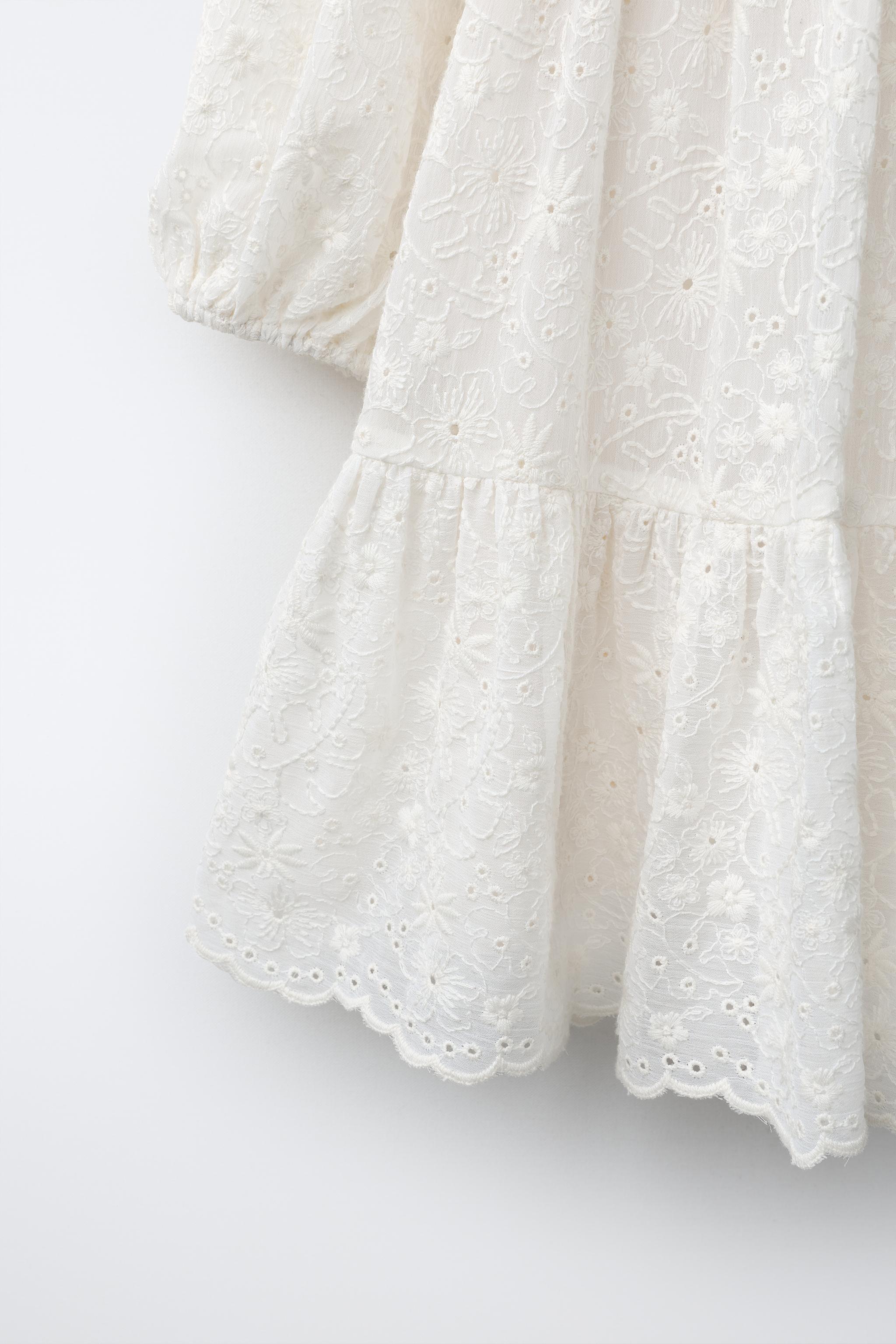 ROBE EN DENTELLE À BOUTONS BIJOUX