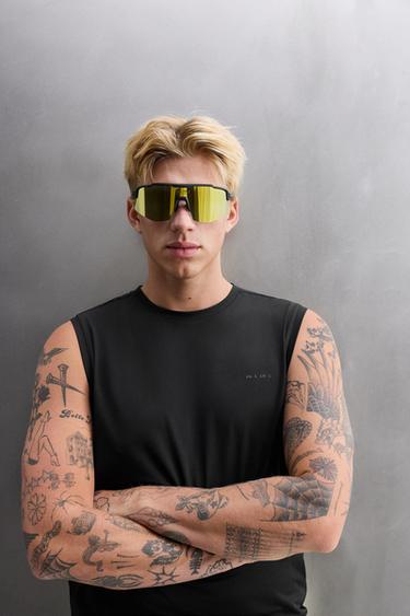 KAUS TANK TEKNIS - Hitam dari Zara