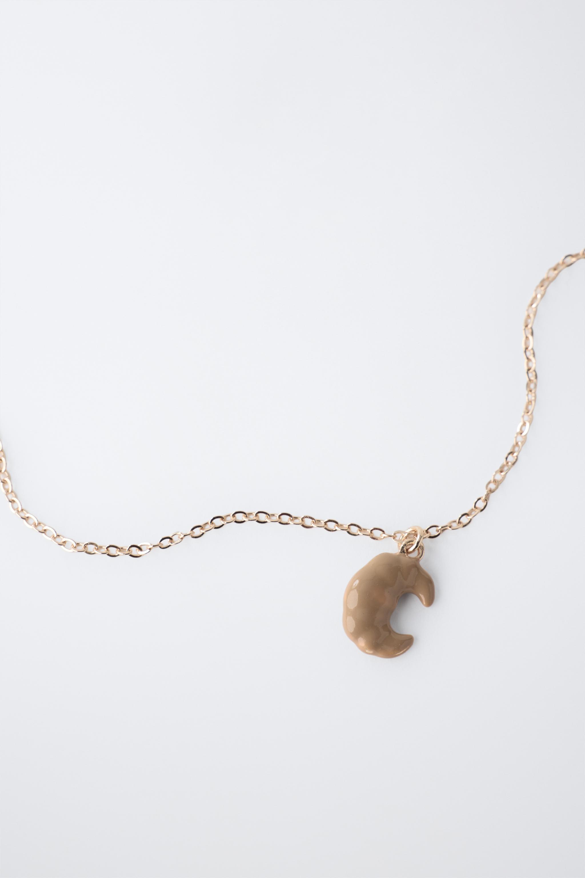 LOT DE DEUX COLLIERS AVEC PENDENTIF CROISSANT