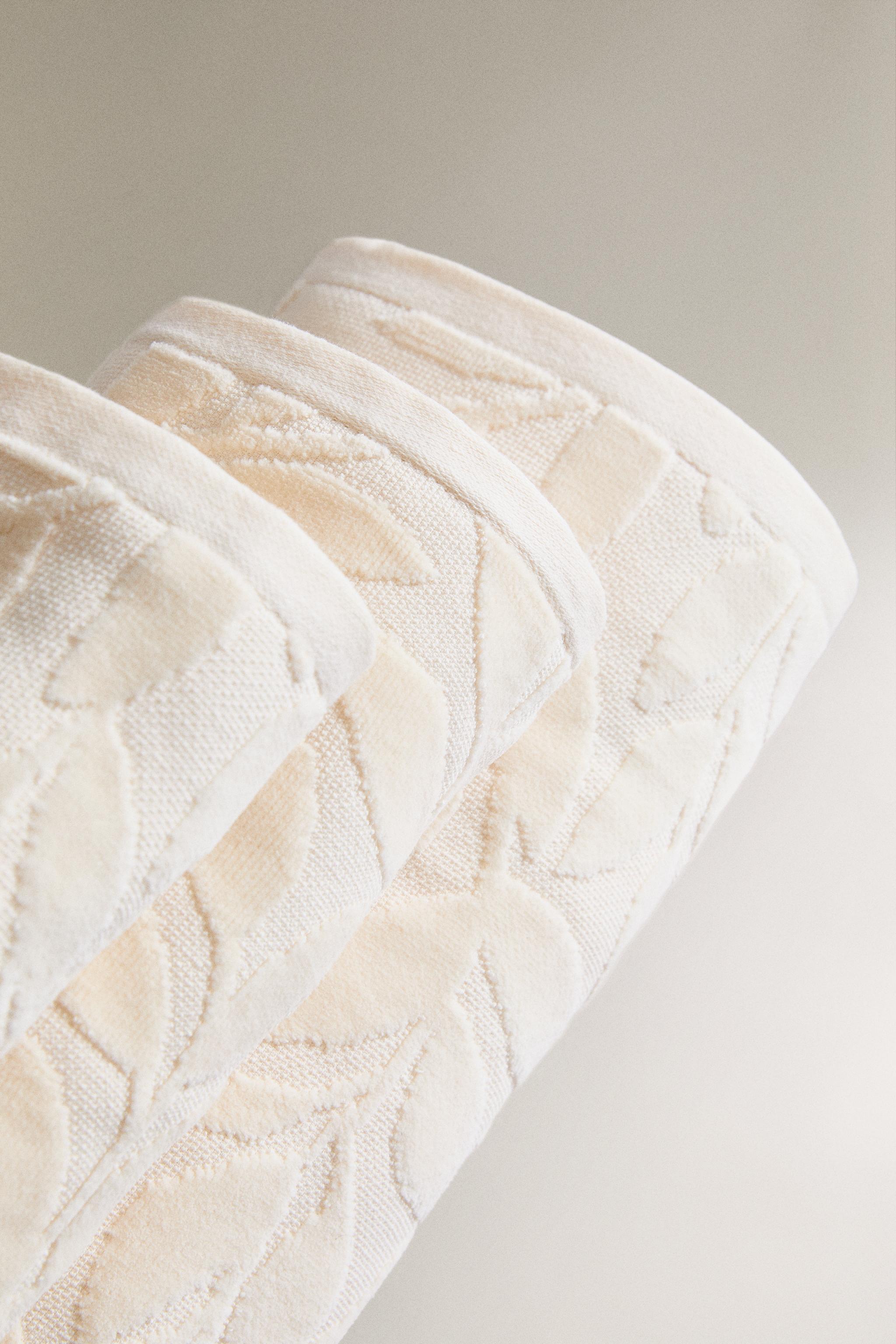VELOUR JACQUARD BATH TOWEL