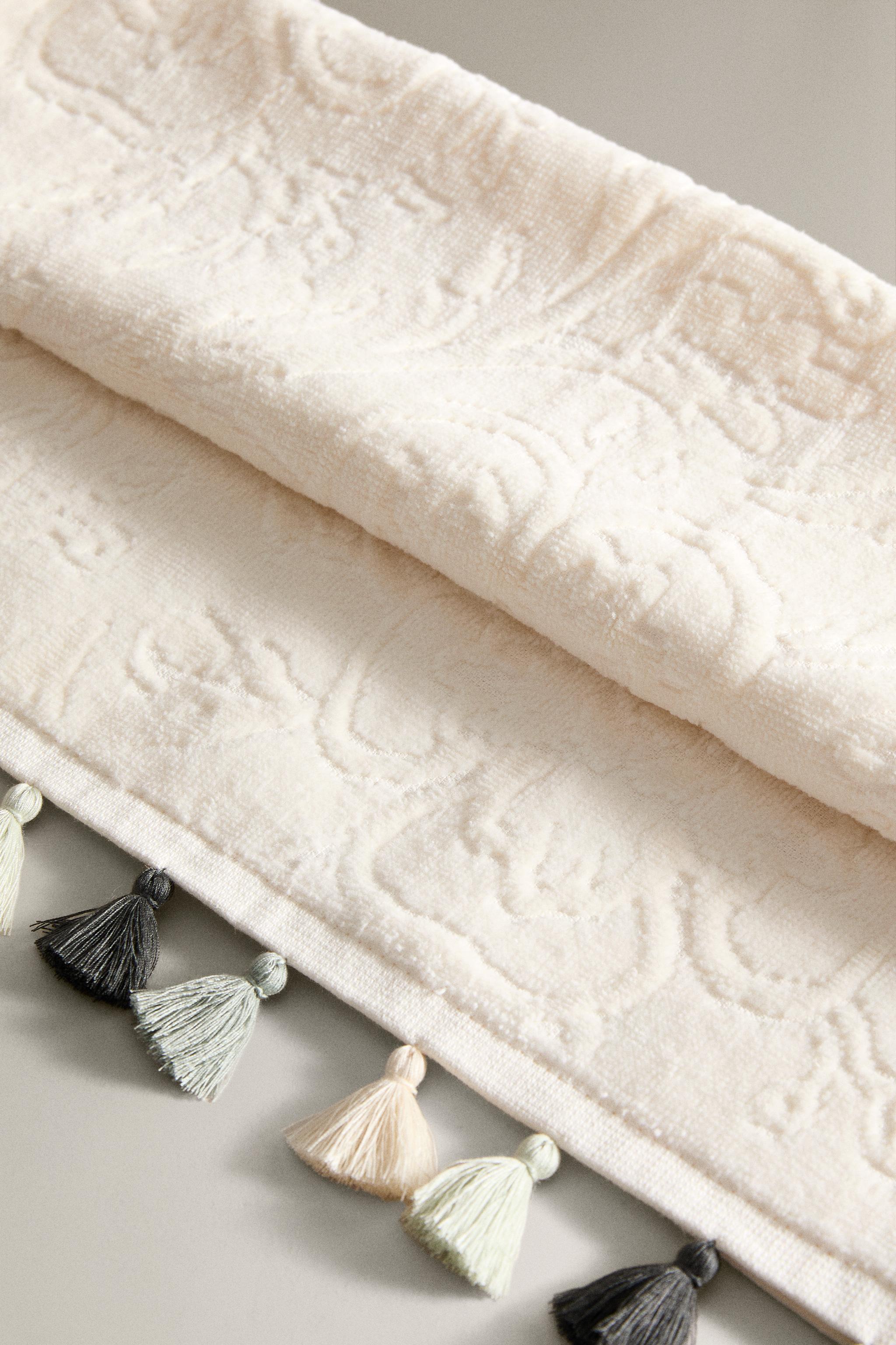 SERVIETTE DE BAIN POMPONS JACQUARD