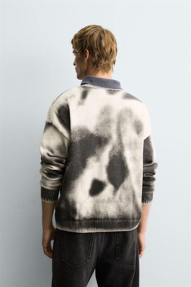 PULL LAVÉ À IMPRIMÉ ABSTRAIT - Écru de Zara - Image 2