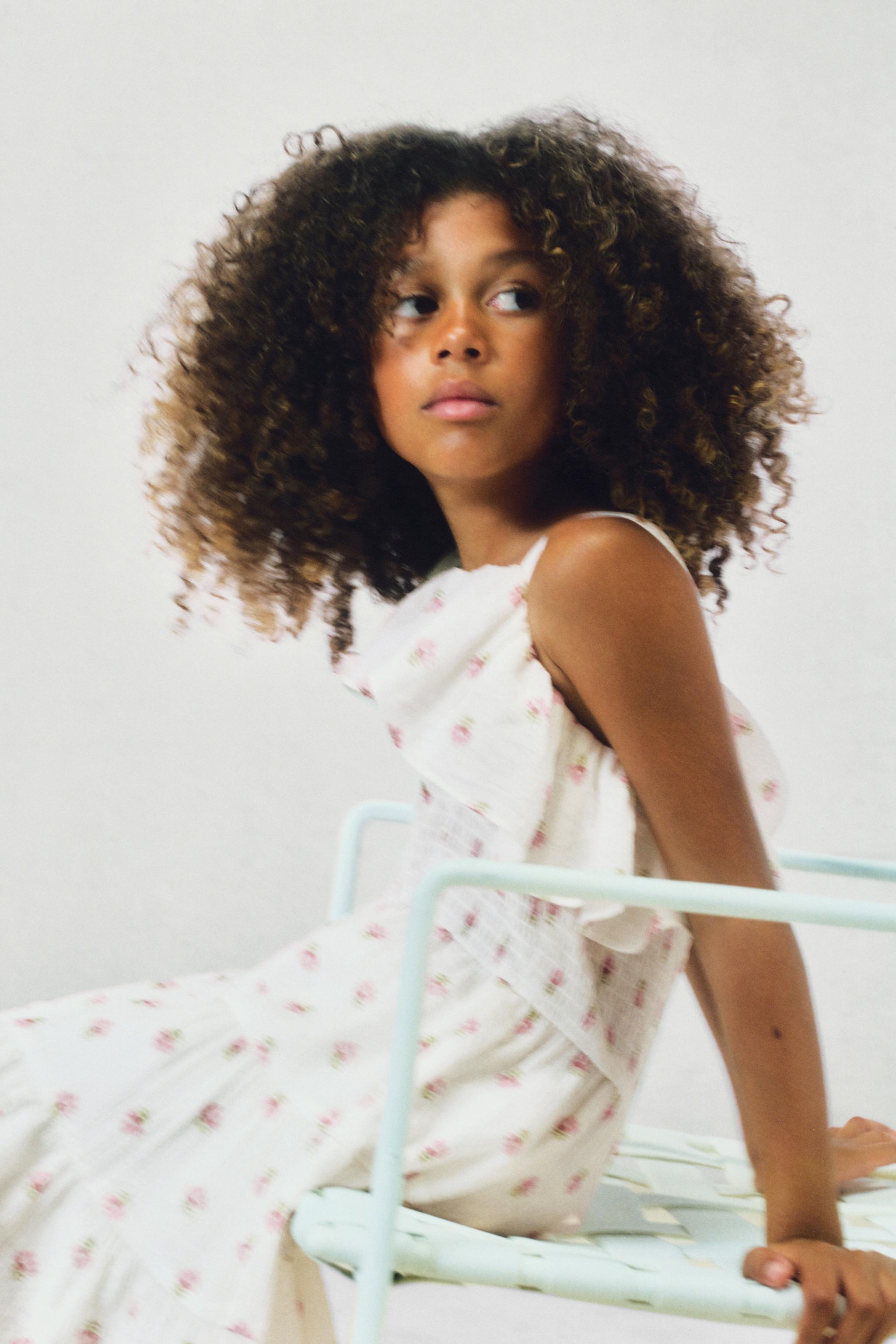 ROBE TEXTURÉE À VOLANTS ET FLEURS