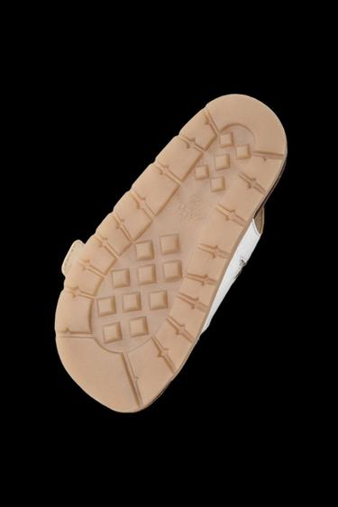 SANDALIA METALIZADA ESTRELLAS - Plata de Zara