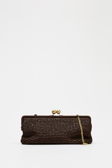 BOLSO SOBRE RAFIA DETALLE METÁLICO - Marrón de Zara