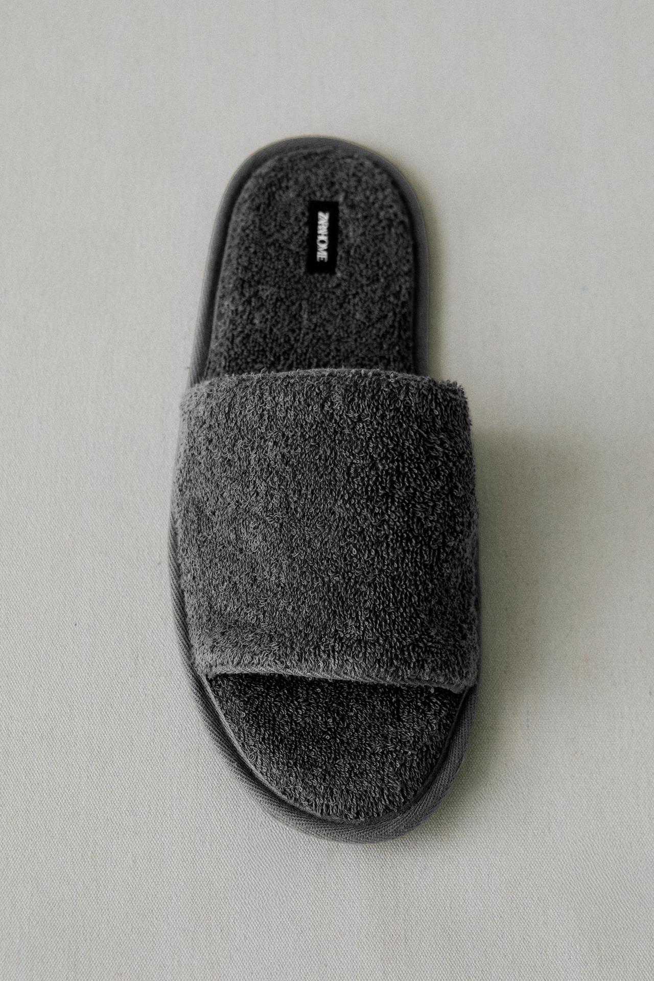OPEN TERRY BATHROOM SLIPPERS — Dark Grey