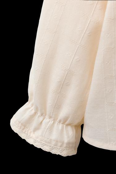 BLUSA BORDADOS Y PUNTILLA - Crudo de Zara