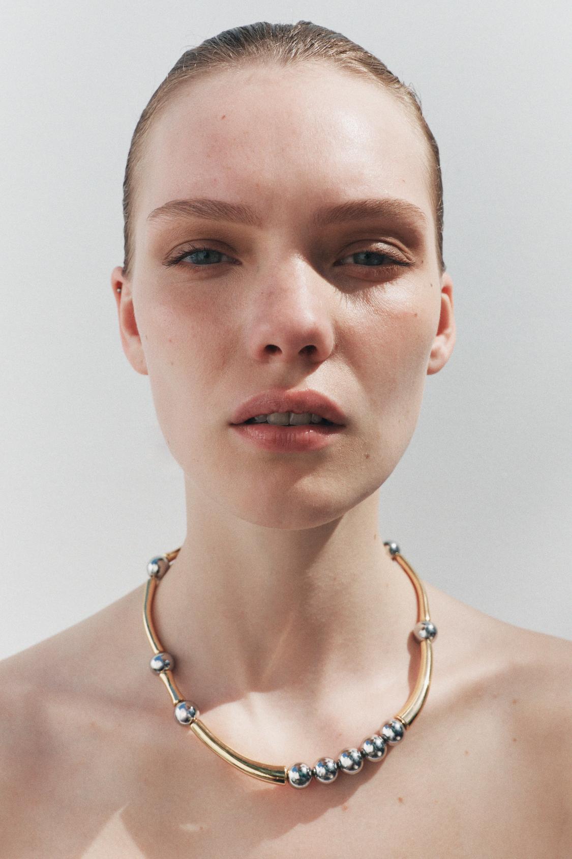 NECKLACE WITH METAL PIECES