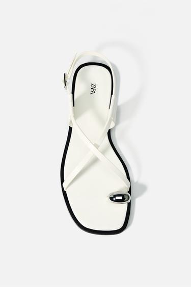 SANDÁLIA RASA COM TIRAS E ENFEITE METÁLICO - Branco da Zara