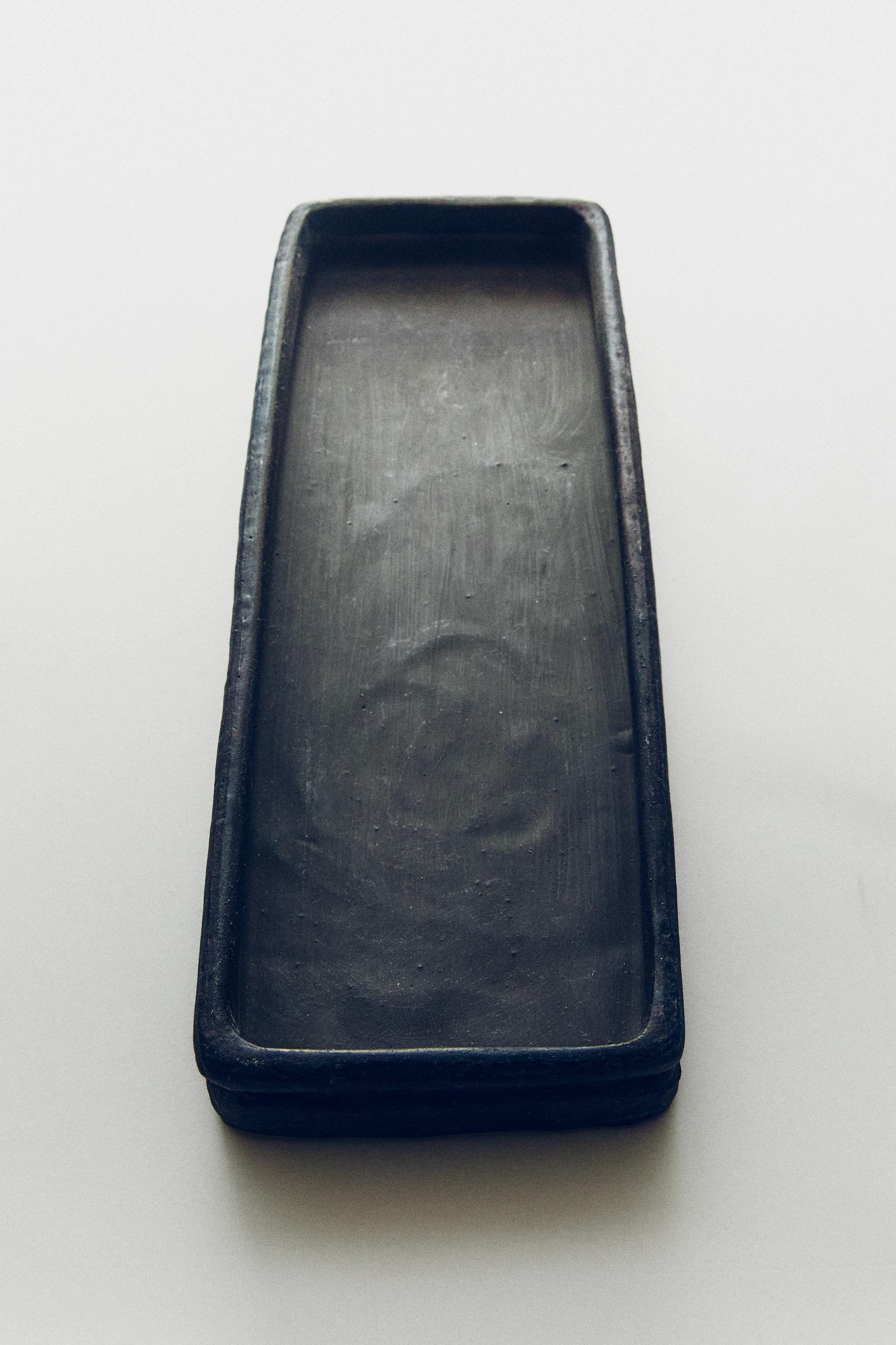 CERAMIC TRAY WITH RECTANGULAR EDGES