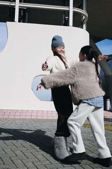 フェイクファー ボレロジャケットエクリュZaraのフェイクファー ボレロジャケット - エクリュ