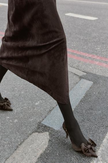 حذاء مفتوح من الخلف بتأثير ساتان وفيونكة - بني الخاص بـ Zara