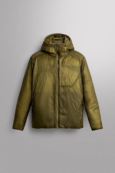 СТЕГАНАЯ КУРТКА ИЗ ВЫСОКОТЕХНОЛОГИЧНОЙ ТКАНИ — Сухая зелень от Zara