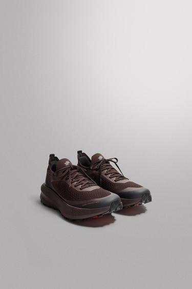 TRAIL RUNNING SHOES - Burgundy Red by Zara