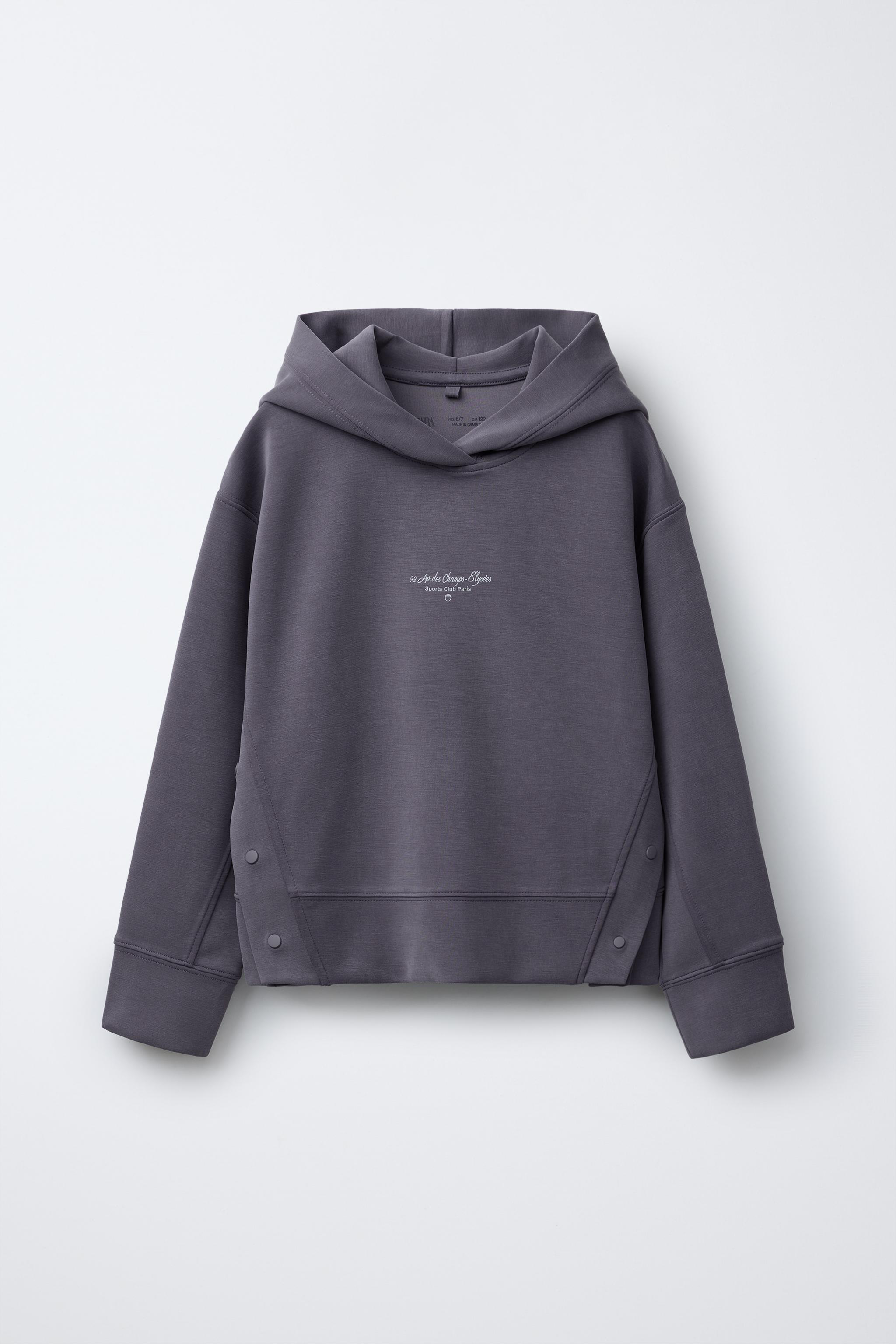 SWEAT À CAPUCHE ET INSCRIPTION