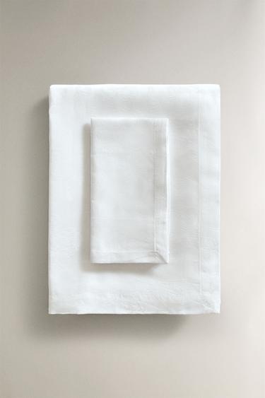 مفرش مائدة بأزهار جاكار - أبيض الخاص بـ Zara