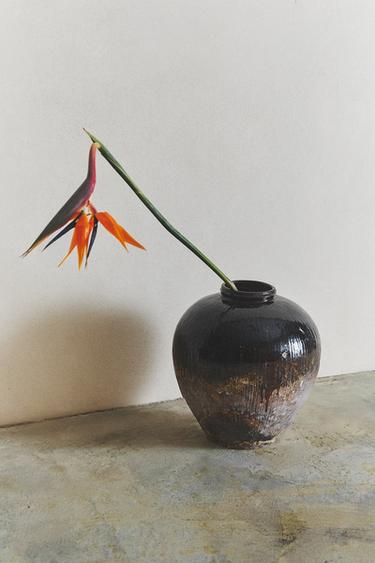 GROSSE GESTREIFTE STEINGUTVASE - Dunkles Khaki von Zara