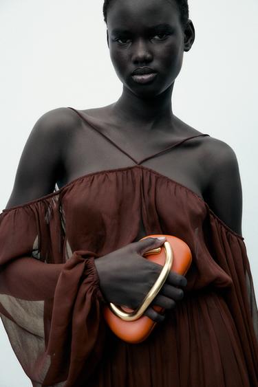 BOLSO CAJA CIERRE DORADO - Naranja de Zara