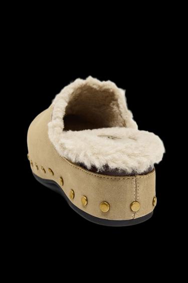 RAULEDER-CLOGS MIT NIETEN - Sandfarbe von Zara