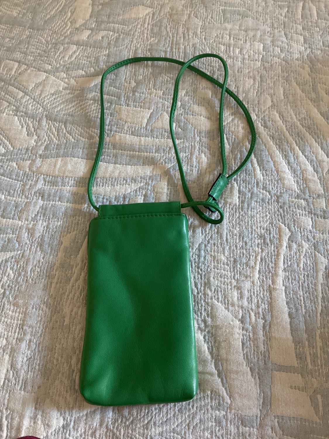 BOLSO PORTA MÓVIL EN COLOR VERDE EN POLI PIEL - Image 2