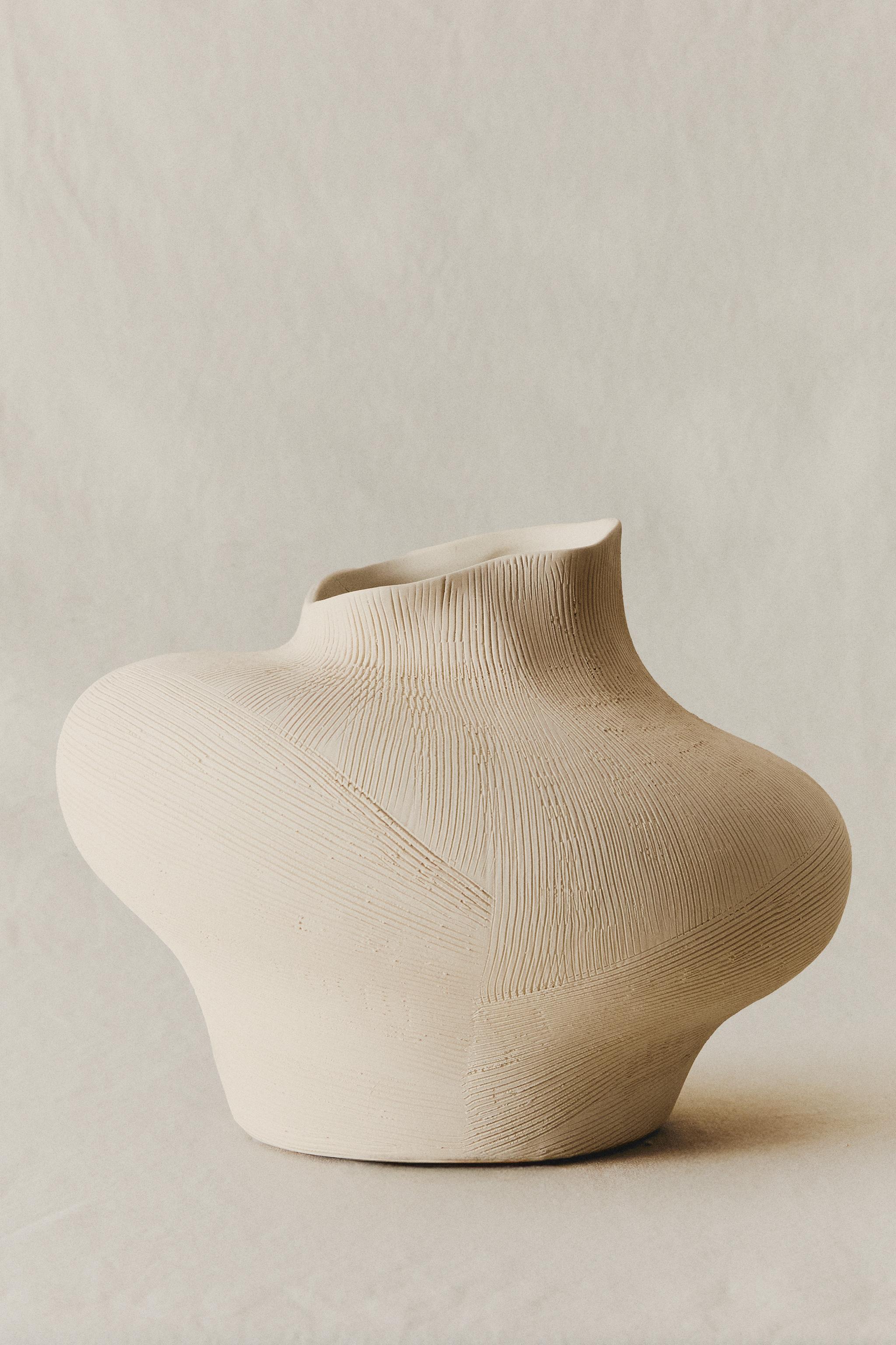 VASE EN CÉRAMIQUE IRRÉGULIÈRE