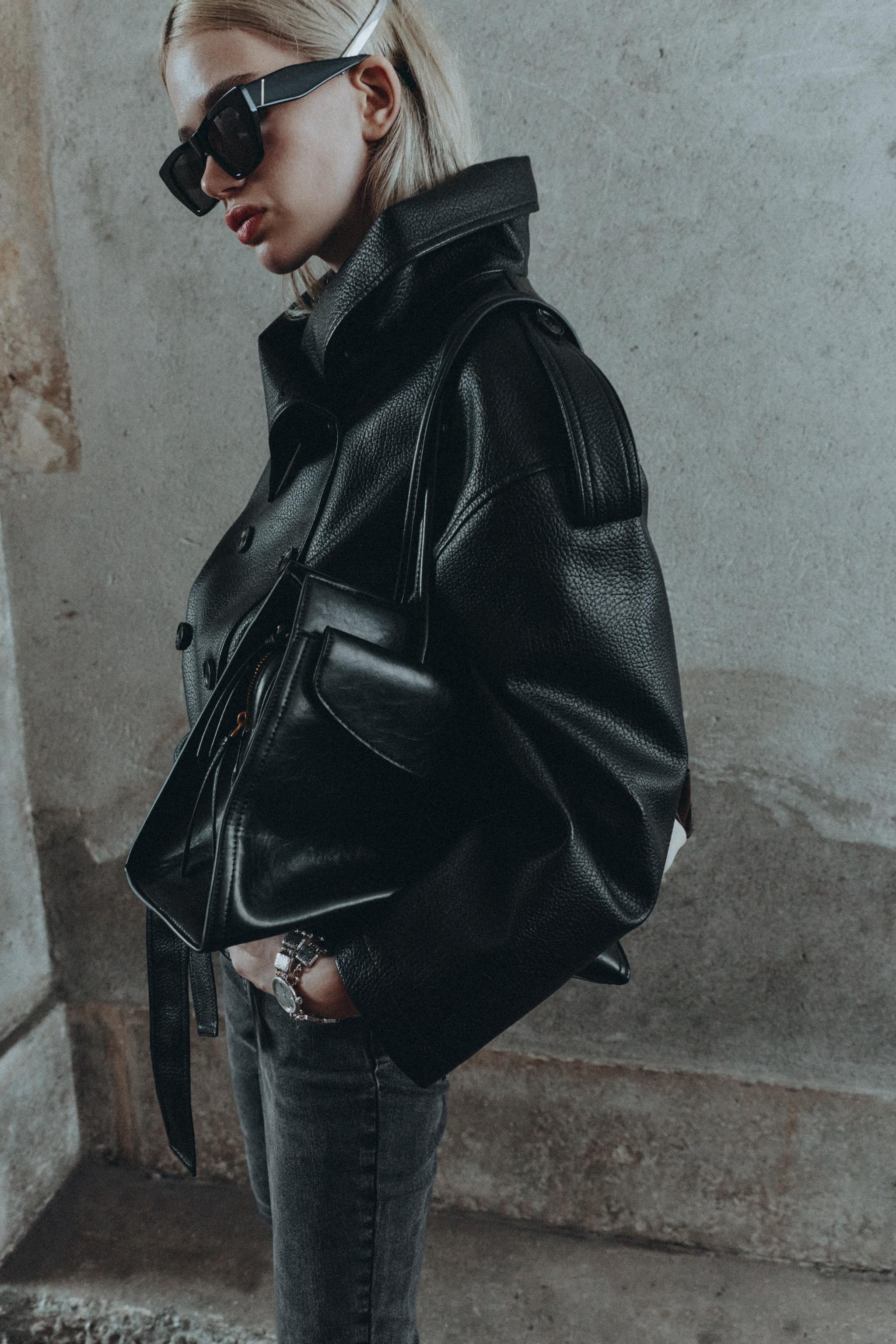 BLOUSON EN MATIÈRE SYNTHÈTIQUE AVEC CEINTURE
