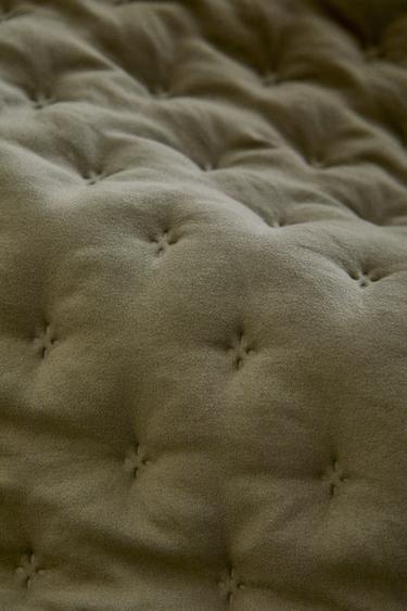 GESTEPPTE TAGESDECKE MIT PUNKTEN - Grün von Zara