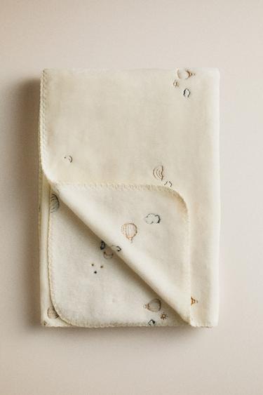 FLEECE BABY BLANKET WITH EMBROIDERED BALLOONS - Cream by Zara