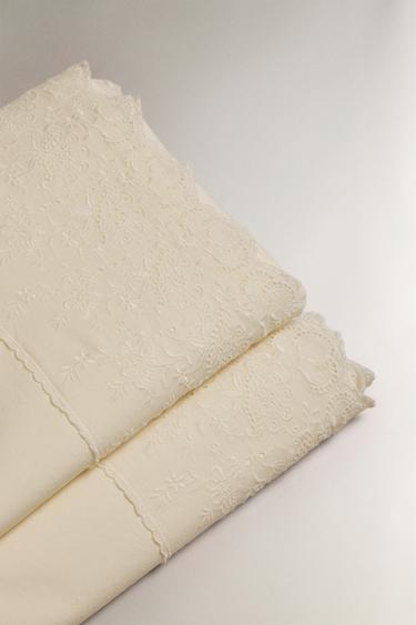 EMBROIDERED PERCALE FLAT SHEET (200 THREAD COUNT) - Ecru by Zara - Image 3